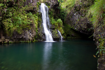 Fototapeta na wymiar Hawajski wodospad