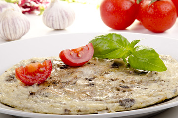 Omelette mit Champignons und Basilikum auf einem Teller