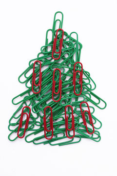 albero di natale di graffette colorate