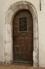 Fototapeta na wymiar Stare drzwi wejściowe utlenia mied¼ z śniedzi