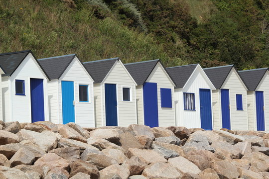 cabanes bleues et blanches de bord de mer