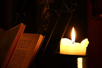 buchständer mit buch und kerze I