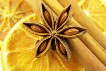 Sternanis auf Orangen und Zimtstangen