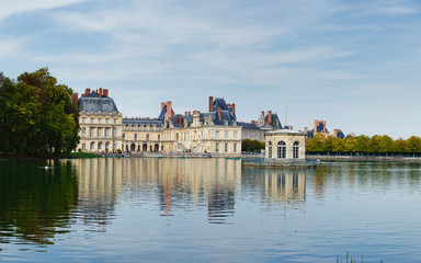 Fototapeta na wymiar Pałac i staw w Fontainebleau