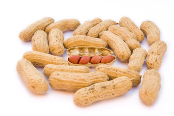 a heap of raw peanuts