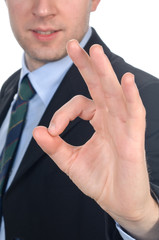 Giovane uomo che fa ok con la mano