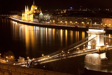 Fototapeta na wymiar Węgierski parlament i most łańcuchowy w nocy, Budapeszt