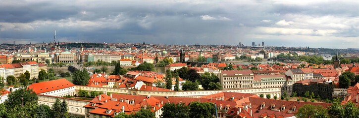Naklejka na ściany i meble Panoramiczny widok z lotu ptaka panoramę Pragi.