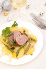 Schweinefilet auf Kartoffeln und Bohnen