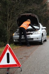Autopanne mit Frau vor Motorhaube 2