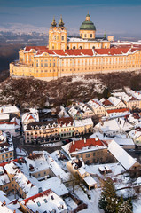 Luftaufnahme von Melk-Stift und Altstadt im Winter.