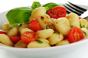 Gnocchi mit Kirschtomaten und Basilikum