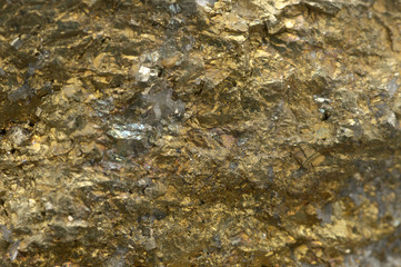 金色の鉱石のアップ