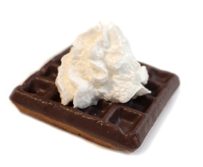 crème fraîche déposée sur une gaufrette au chocolat