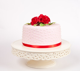 Spotted cake with red roses
