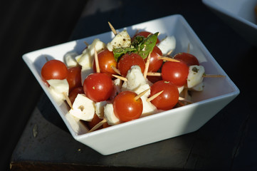 Cherry tomatoes and mozzarella ona stick