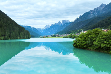 Obraz na płótnie Canvas Alpine latem jezioro