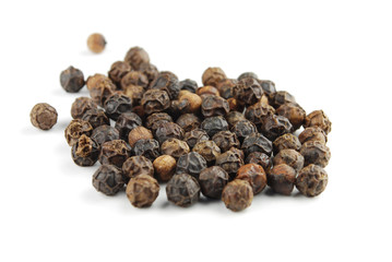 Trockene Pfefferkörner auf weißem Hintergrund