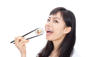 巻き寿司を食べる女性