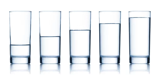 Photo sur Plexiglas Eau ensemble de verres remplis d& 39 eau