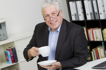 Mitarbeiter trinkt eine Tasse Kaffee