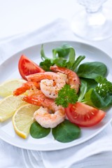 Feldsalat mit Garnelen