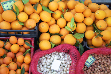 Orangen, Knoblauch und Nüsse auf dem Markt in Mires auf Kreta