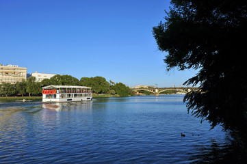 Obraz premium Paseo turístico por el río Guadalquivir en Sevilla