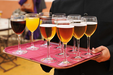 Cerveza fría y refrescos, camarero, servicio de hostelería