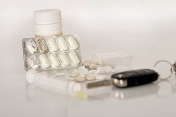 Schlüssel und Tabletten