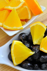 Olive nere con fette d'arancia
