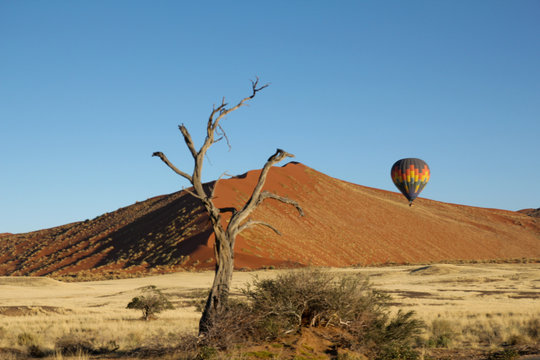 Heißluftballon in der Wüste