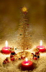 babbi natale con albero e luci