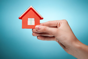 Fototapeta na wymiar kobiety znak gospodarstwa ręka domu. Na niebieskim tle
