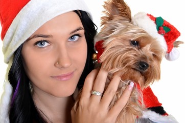 Femme et yorkie, à la fois porter des chapeaux de Santa.