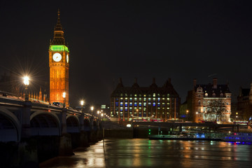 Fototapeta na wymiar Długa ekspozycja Big Ben i Westminster Bridge w Londynie