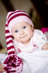 Fototapeta na wymiar cute baby w kapeluszu z pomponem