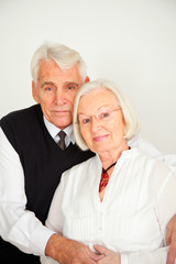 Senioren Paar umarmt sich