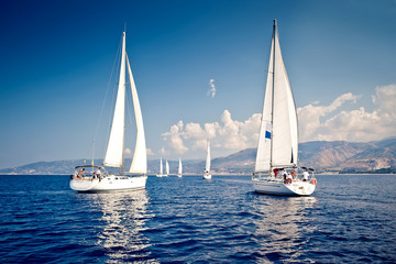 Fototapeta premium Sailing ship yachts with white sails