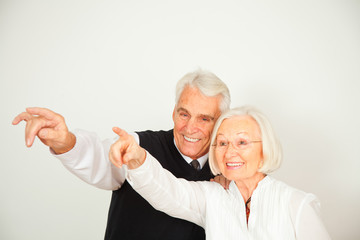 Senioren Paar glücklich zeigen