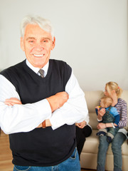 Senior lächelt familie