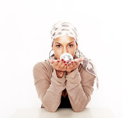 frau mit kugel in der hand