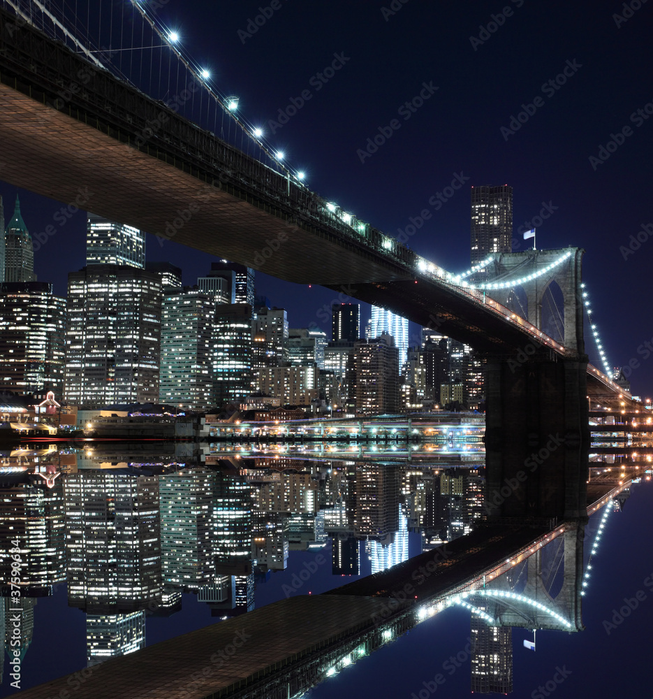 Wall mural brooklyn bridge and manhattan skyline at night, new york city