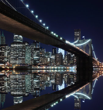 Fototapeta Brooklyn Bridge and Manhattan Skyline At Night, New York City