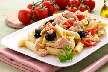 Pasta con tonno, olive e pomodorini