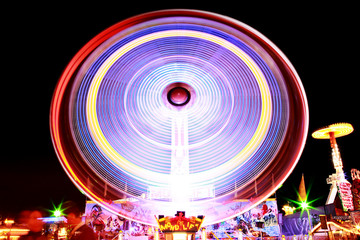 Oktoberfest Fahrgeschäft auf dem Volksfest