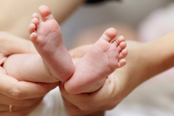 Obraz na płótnie Canvas Close up baby foot