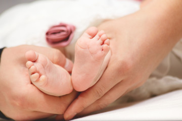Obraz na płótnie Canvas Baby foot in hands