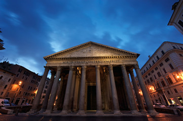 Obraz premium Il Pantheon all'alba con cielo di pioggia