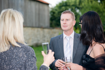 trois amis trinquant au champagne